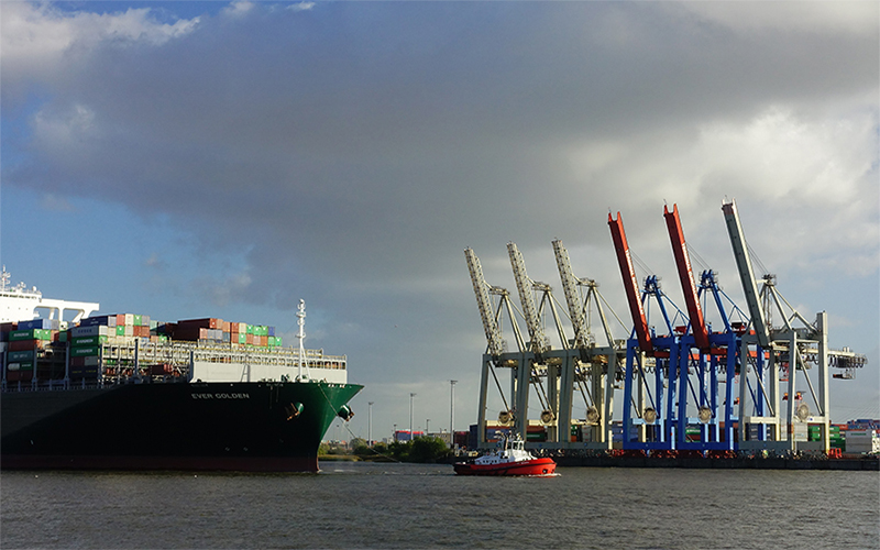 container-vessel-hamburg-harbor